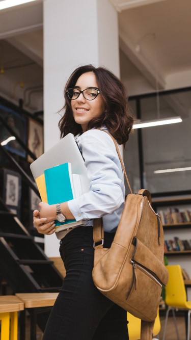 Pessoa utilizando computador para login